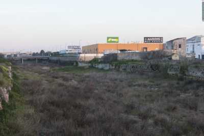 Bari, la zona di Santa Caterina: l� dove la natura si scontra con i grandi magazzini